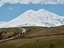 В районе Эльбруса внедорожник с шестью людьми упал в озеро