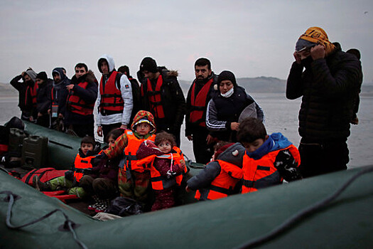 Более 3 тыс мигрантов прибыли в июне в Великобританию на лодках через Ла-Манш