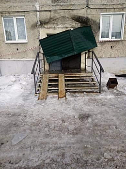 "Льдина-убийца" уничтожила козырек подъезда в кузбасском городе