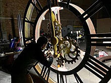 ТЮЗ получил часы со «сказочным циферблатом»