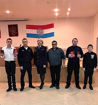 В Самарской области сотрудники полиции вручили паспорта Российской Федерации гражданам, прибывшим с территории ДНР