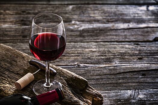 Выяснилось, почему употребление красного вина вызывает сильные головные боли