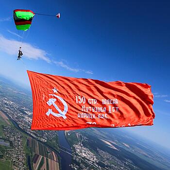 Знамя Победы в небе над Подмосковьем: история рекордного прыжка