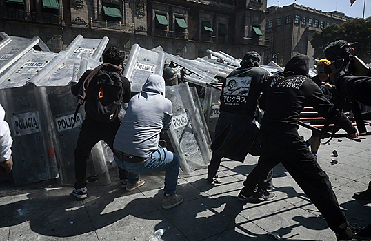 В Мексике проходят многотысячные антиправительственные протесты