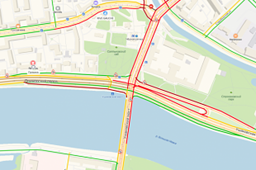 Коммунальная авария спровоцировала пробку на Приморском проспекте