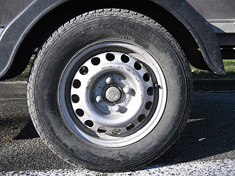 Подкачивание колес закончилось для нижегородского водителя тяжелыми травмами