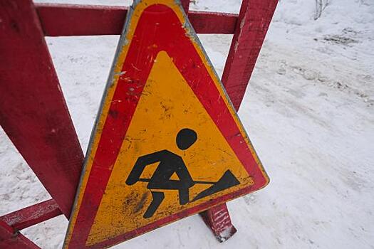 В Костроме две машины провалились в яму