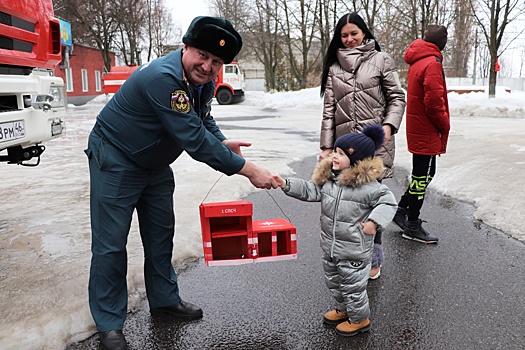 Юный курянин подарил спасателям кормушку для птиц в виде пожарного депо