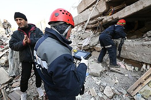 Российский спасатель рассказал о работе на завалах после землетрясения в Турции