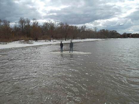 Спасатели сняли с льдины двух подростков в Ярославле