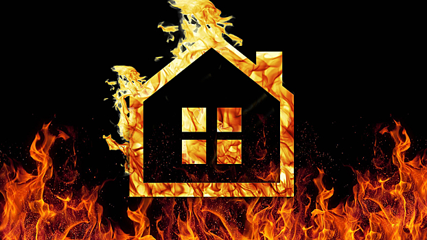 Жилой дом с тремя детьми внутри загорелся в Екатеринбурге