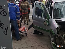 На 8 Марта вылетевший на тротуар после столкновения автомобиль протаранил пешеходов