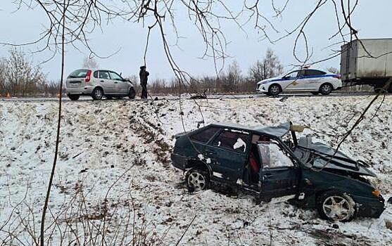 Спасатели помогали водителю выбраться из машины