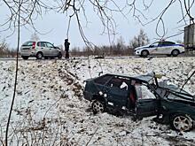 Спасатели помогали водителю выбраться из машины