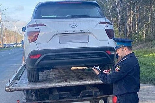 В Новосибирске Hyundai Creta 22-летней должницы арестовали прямо на дороге