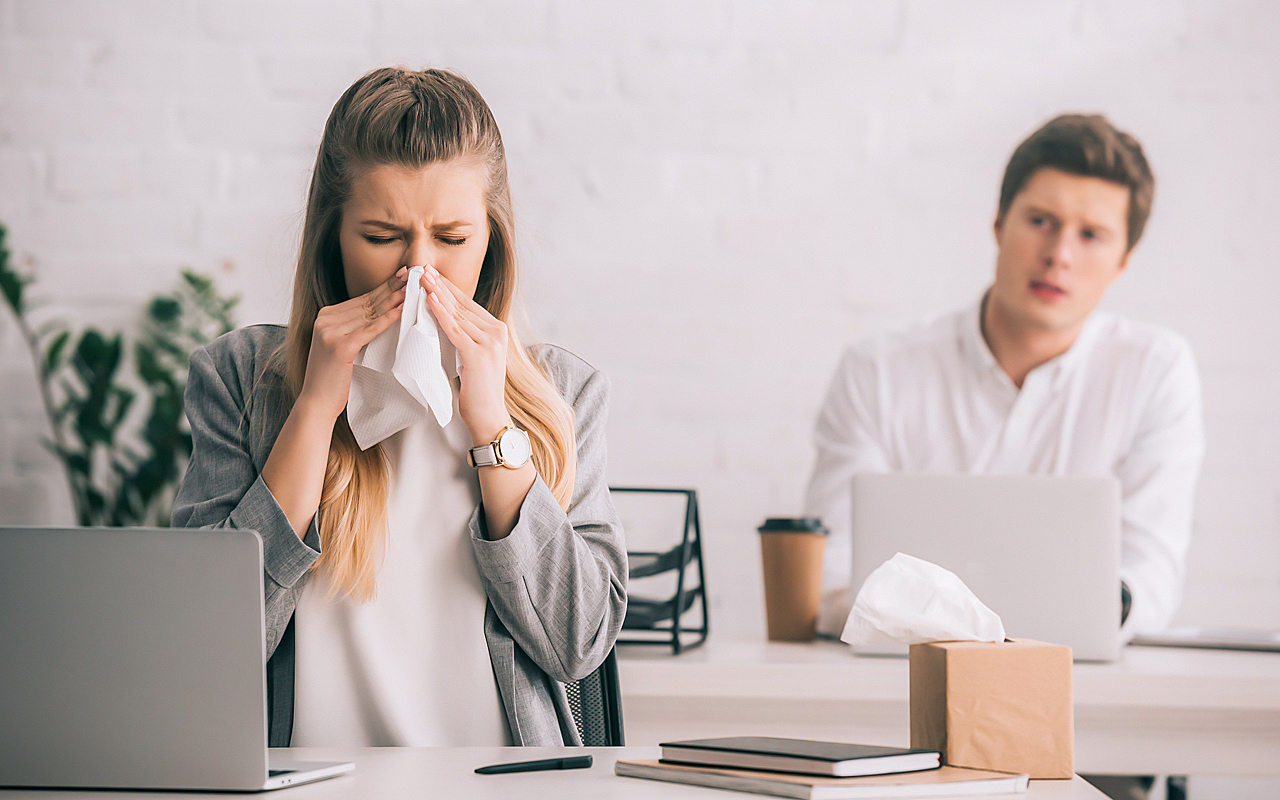 Как не подхватить вирус, когда в офисе чихают