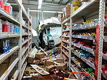 Грузовик протаранил ТЦ в Иркутске