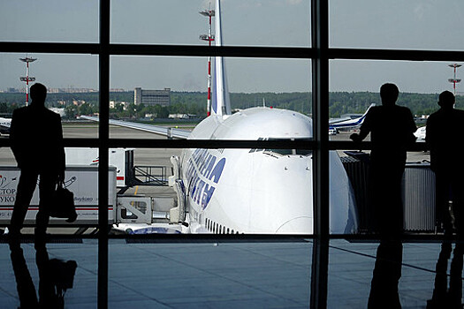 Самолет с разрушенным фюзеляжем приземлился в московском аэропорту