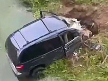 Внедорожник рухнул в реку в результате ДТП в Подмосковье