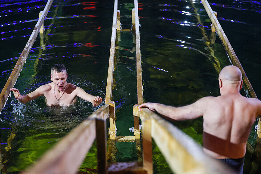 Мужчины во время крещенских купаний на территории Измайловского кремля в Москве, 18 января 2026 года