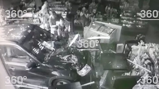 В Новой Москве иномарка въехала в магазин