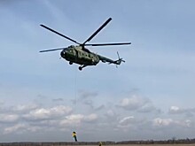 Тренировка пожарных десантников в небе над Алапаевском попала на видео