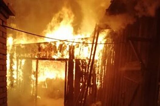 В омских Нефтяниках загорелись два частных дома