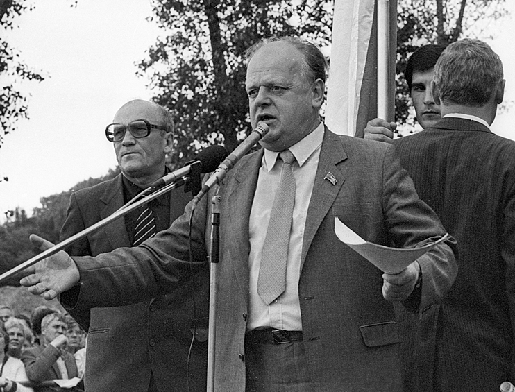 Народный депутат СССР Станислав Шушкевич выступает на митинге, посвященном Чернобылю и выживанию белорусской нации, 1989 год