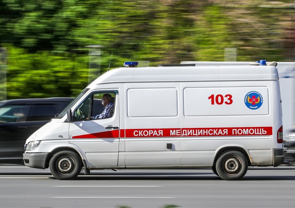 В Москве перевернулось такси с двумя детьми и женщиной