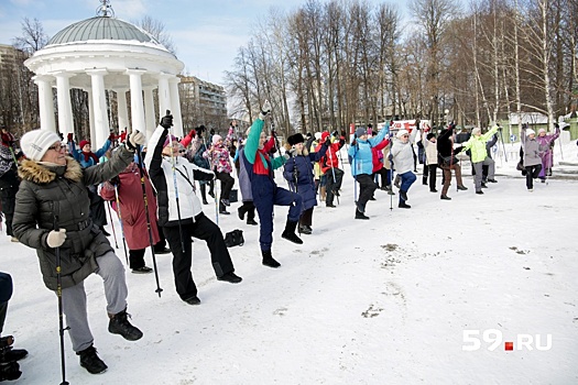 «Палки в руки и вперед»: пермяков научили скандинавской ходьбе на мастер-классе от Ирины Слуцкой