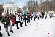 «Палки в руки и вперед»: пермяков научили скандинавской ходьбе на мастер-классе от Ирины Слуцкой