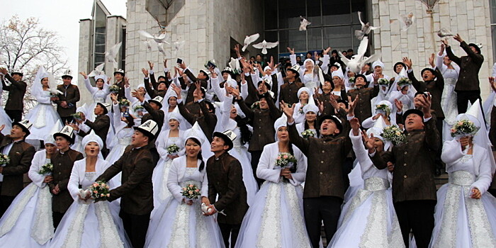 За что молодых бьют легкими козла: необычные традиции кыргызской свадьбы
