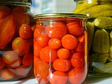 Выпечкой, разносолами и самогоном угощали гостей фестиваля в Болотном