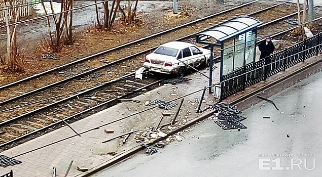 На ВИЗе легковушка снесла дорожное ограждение и перегородила трамвайные пути