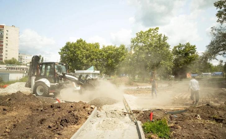 В Курске продолжается благоустройство сквера на Гагарина