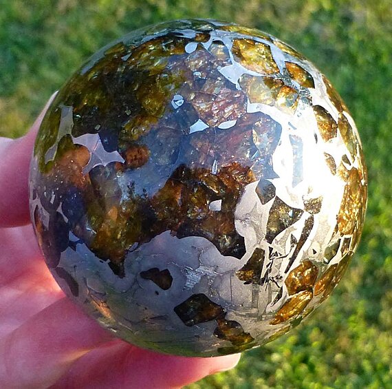 Отполированный метеоритный шар.