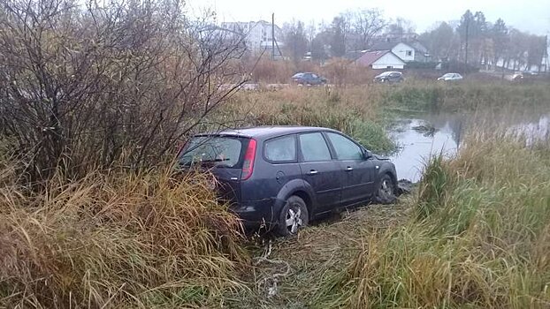 В городе Сортавала водитель съехал в реку и попытался скрыться от автоинспекторов вплавь