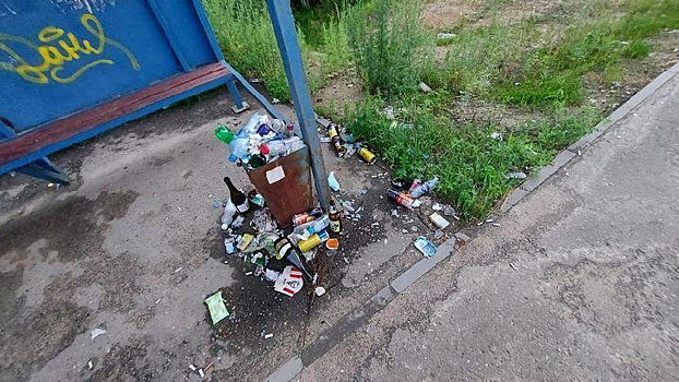 Жители Чигирей жалуются на горы мусора на автобусных остановках