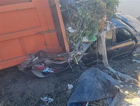 На трассе в Кинельском районе мусоровоз раздавил легковушку