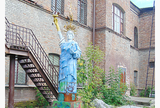 На въезде в Нижний Тагил установили двухметровую копию Статуи Свободы