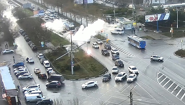 С дымом и искрами: затяжное падение столба в Севастополе попало на видео