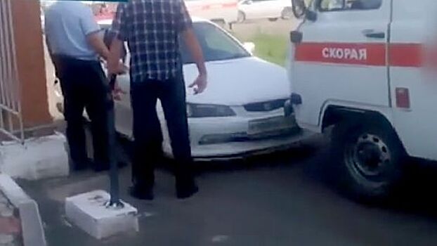 Видео: Автоледи не пропустила "скорую" на территории больницы в Красноярске