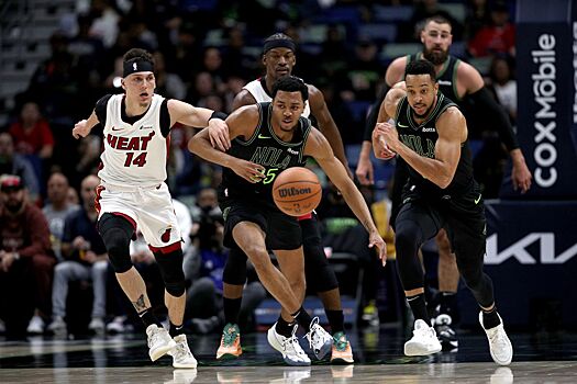 Игроки «Нью-Орлеана» и «Майами» устроили массовую потасовку во время матча НБА