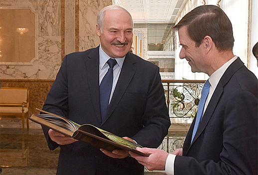 Лукашенко пообещал отвезти замгоссекретаря США в лес