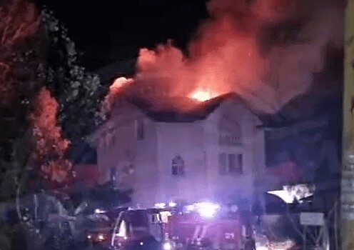 В Сочи меньше чем за час потушили трехэтажный дом