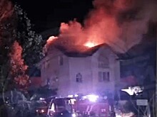 В Сочи меньше чем за час потушили трехэтажный дом