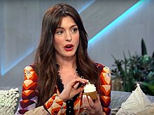 Актриса Энн Хэтэуэй показала необычный способ съесть капкейк и не испачкаться