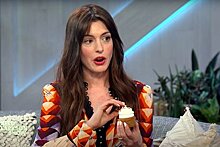 Актриса Энн Хэтэуэй показала необычный способ съесть капкейк и не испачкаться