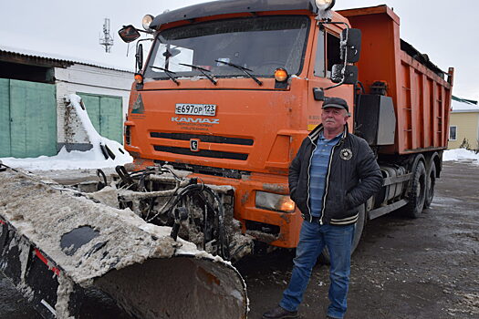 Вместе с водителем предприятия ДРСУ Александром Сотниковым отправились на расчистку улиц