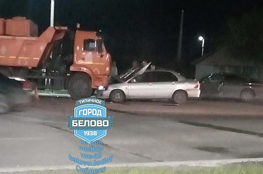 Иномарка влетела в "КамАЗ" на улице кузбасского города